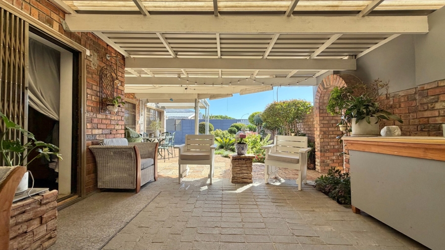 5 Bedroom Property for Sale in Winslow Western Cape